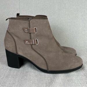 Clarks Meera Yew Boots Womens 11W Tan Suede Leather Side Zip Ankle Shoes 11 Wide